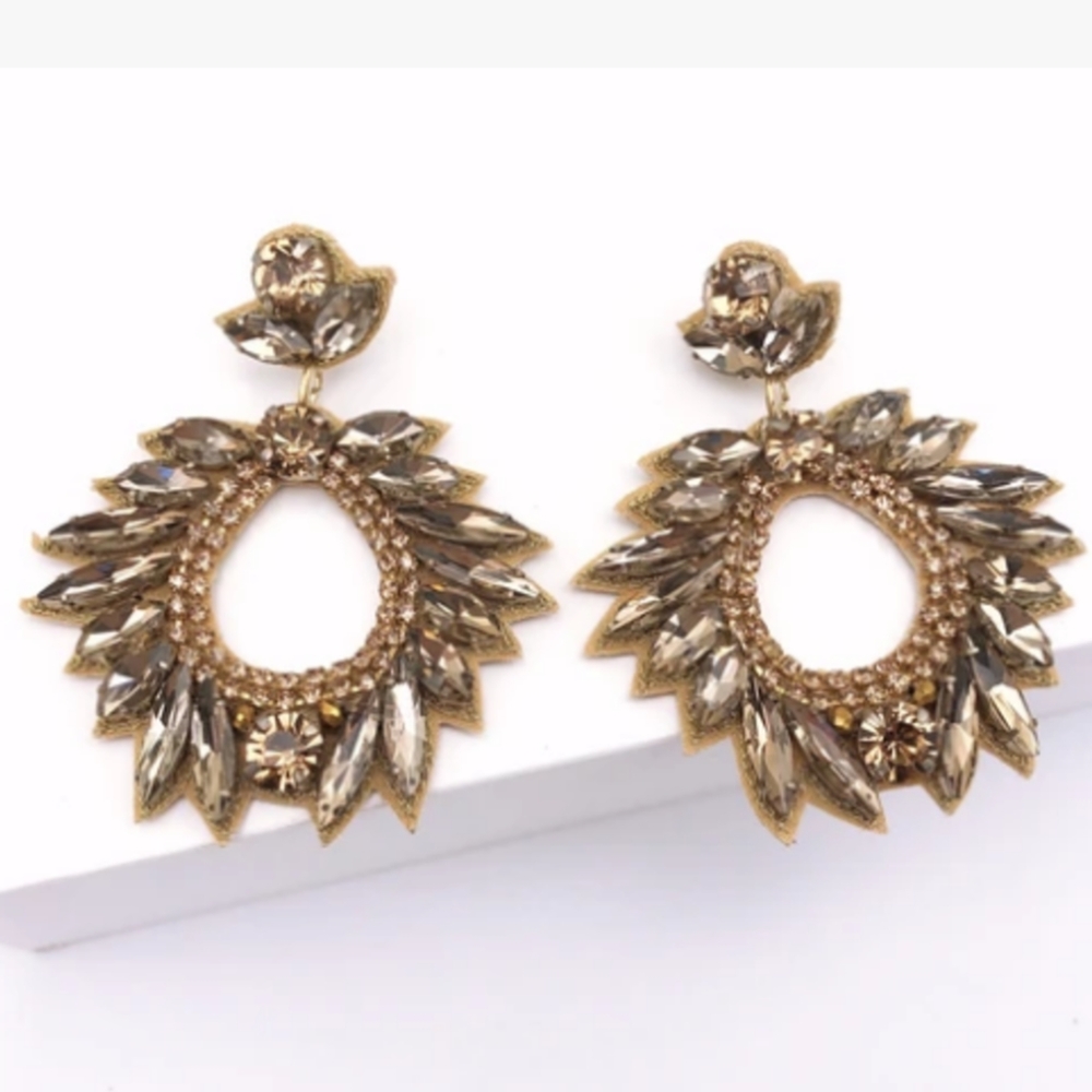 Sparkling gold color fashion earrings
